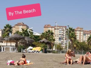 een groep mensen op het strand bij By The Beach in Málaga