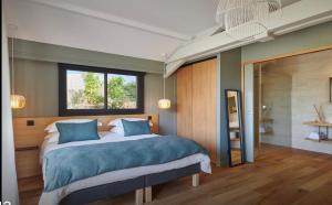 een slaapkamer met een groot bed en een raam bij Le Cabanon Bidart in Bidart