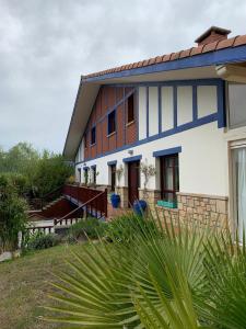 una casa azul y blanco en Habitación en la naturaleza 1, en Igartua
