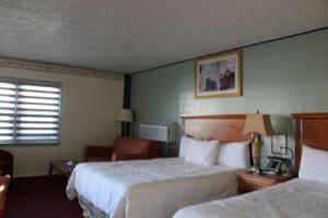 Habitación de hotel con 2 camas y ventana en Northside Motel - Williamstown, en Williamstown