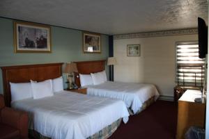 a hotel room with two beds and two lamps at Northside Motel - Williamstown in Williamstown
