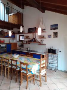 Кухня или мини-кухня в Attico sul Fiume
