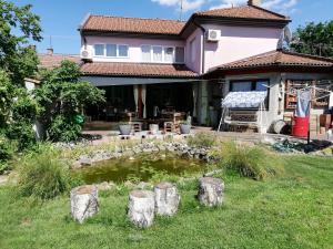 Κήπος έξω από το Studio Apartments Korosteljev