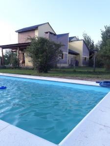 ein Pool vor einem Haus in der Unterkunft Cabañas Vientos del Sur in Villa Yacanto