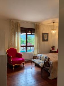 1 dormitorio con 1 cama, 1 silla y 1 ventana en Habitación en la naturaleza 1, en Igartua