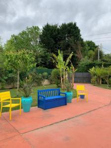 un grupo de coloridos bancos sentados en un patio en Habitación en la naturaleza 1, en Igartua