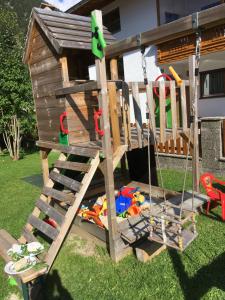 ビヒルバッハにあるAppartements Wackerの木造遊戯場