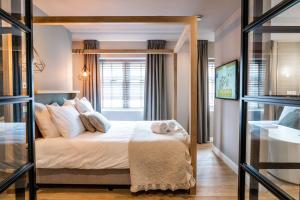 a bedroom with a bed and a window at Just Texel Suites & Apartments in Den Burg
