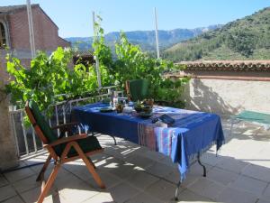 una mesa azul y sillas en un patio con vistas en Cal Alemany, en Torroja