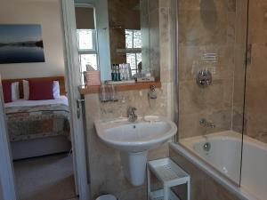 Ένα μπάνιο στο May Cottage B&B