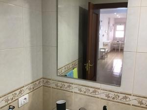 La salle de bains est pourvue d'un lavabo et d'un grand miroir. dans l'établissement Casetta paraiso Tenerife, à San Isidro