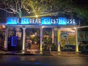 een bord voor het ijsbrekerspension 's nachts bij The Icebear Guesthouse in Negombo