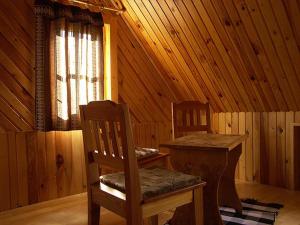 een kamer met een tafel en stoelen in een hut bij Dvor Magduška in Osturňa