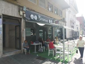 un gruppo di persone seduti ai tavoli fuori da un ristorante di B&B Sant'Anna a Napoli