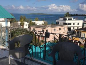 マエブールにあるVilla Les Aigrettesの- 海の景色を望むバルコニー(椅子2脚付)