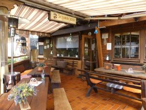 un restaurante con bancos y mesas en una habitación en Pension Holzerstube, en Beerfelden