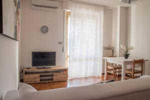 Televízia a/alebo spoločenská miestnosť v ubytovaní La Loggia su Acqui. Centro, wi-fi, aria condizionata, ascensore