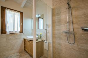 łazienka z umywalką i prysznicem w obiekcie Casa Vacanze Squarcialupi w mieście Castellina in Chianti +37 zdjęć