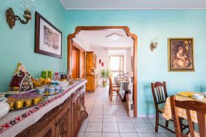 una cucina con un tavolo con del cibo sopra di Locanda Farinati ad Abetone