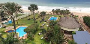 una vista aerea di un resort con piscina e spiaggia di Kasumai Beach Resort a Bijilo