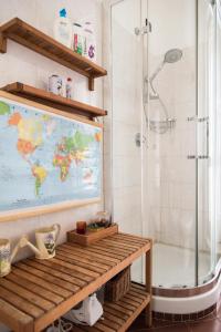 un bagno con una mappa del mondo sul muro di YouHosty - Copernico 47 a Milano