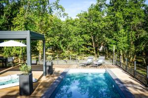 een zwembad met een prieel en een patio met bomen bij GAME OF DOME in Chartrier-Ferrière