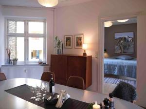 Habitación con mesa de comedor y dormitorio. en Cozy Stay, en Aarhus