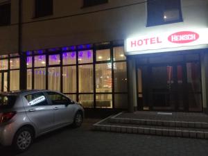 un coche aparcado frente a un hotel en Hotel Hensch, en Łódź