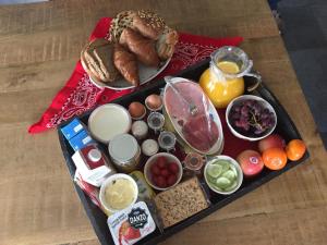 ein Tablett mit Brot und anderen Lebensmitteln auf dem Tisch in der Unterkunft B&B Zeijen in Zeyen