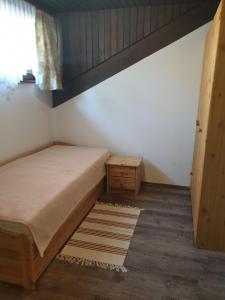 Schlafzimmer mit einem Bett und Holzboden in der Unterkunft Villa Grossglockner Heiligenblut in Heiligenblut
