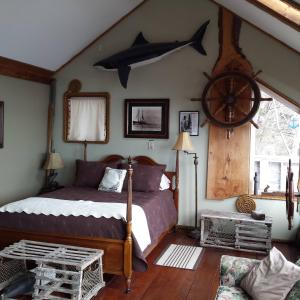 A bed or beds in a room at SeaWatch Bed & Breakfast