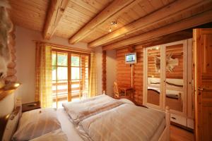 um quarto com uma cama num quarto com paredes de madeira em Chalet Berni em Zell am See
