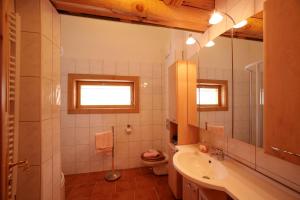 Kylpyhuone majoituspaikassa Chalet Berni
