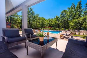 Πισίνα στο ή κοντά στο Villa Andrea with 5 bedrooms, 50 sqm private pool, a fun zone with PRO 9 Pool table, outdoor playground +42 φωτογραφίες