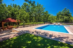 Πισίνα στο ή κοντά στο Villa Andrea with 5 bedrooms, 50 sqm private pool, a fun zone with PRO 9 Pool table, outdoor playground