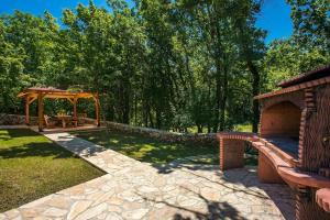 Κήπος έξω από το Villa Andrea with 5 bedrooms, 50 sqm private pool, a fun zone with PRO 9 Pool table, outdoor playground