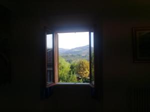 ventana con vistas a la montaña en B&B Il Conventino, en Brisighella
