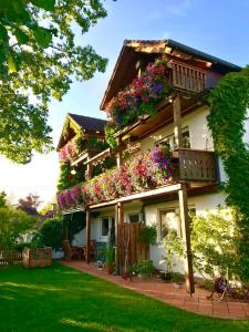 uma casa com flores ao lado dela em Bergblick em Weilheim in Oberbayern