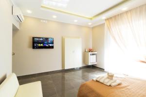 A television and/or entertainment centre at Porto Rooms & Suite