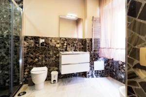 A bathroom at Porto Rooms & Suite
