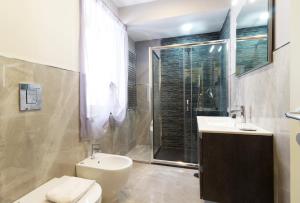 A bathroom at Porto Rooms & Suite