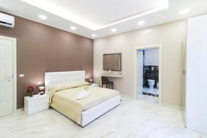 A bed or beds in a room at Porto Rooms & Suite