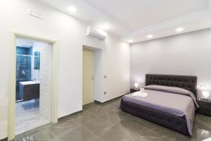 A bed or beds in a room at Porto Rooms & Suite