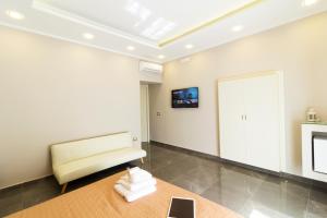 A television and/or entertainment centre at Porto Rooms & Suite