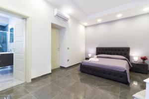 A bed or beds in a room at Porto Rooms & Suite