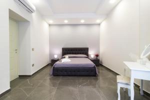 A bed or beds in a room at Porto Rooms & Suite