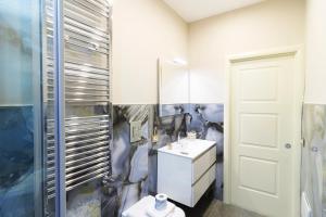 A bathroom at Porto Rooms & Suite