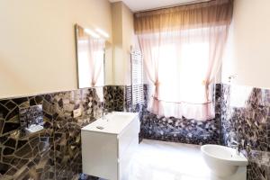 A bathroom at Porto Rooms & Suite