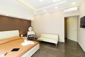 A television and/or entertainment centre at Porto Rooms & Suite