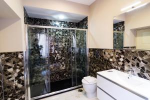 A bathroom at Porto Rooms & Suite